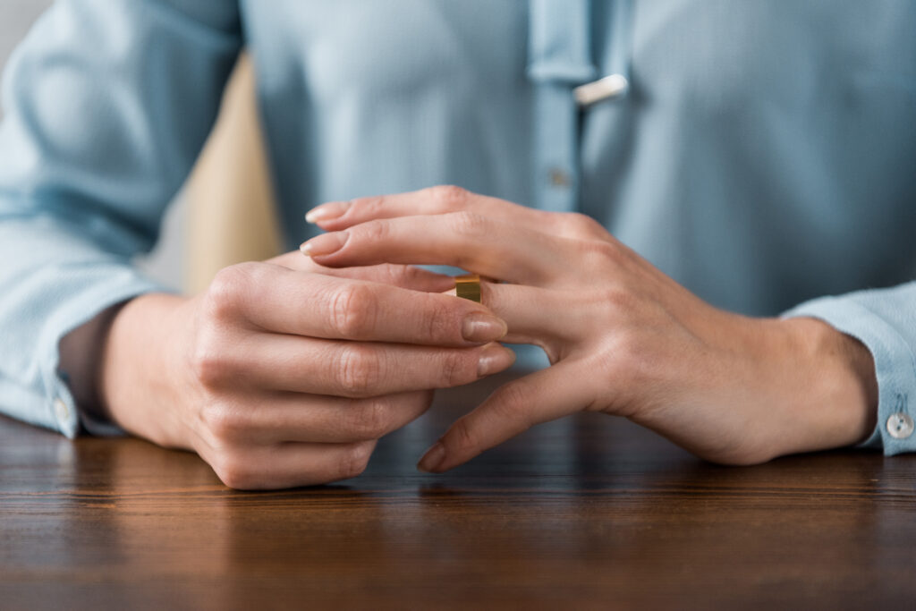 離婚せずに不倫の慰謝料を請求できる?