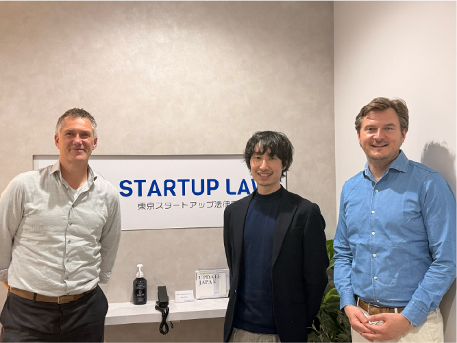 東京スタートアップ法律事務所オフィスにて。Bart Brinkman氏、Jurren de Groot氏と