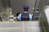 警察の後ろ姿