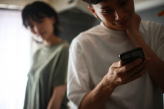 不倫がバレたらどうすればいい?対処法ややってはいけないことを徹底解説