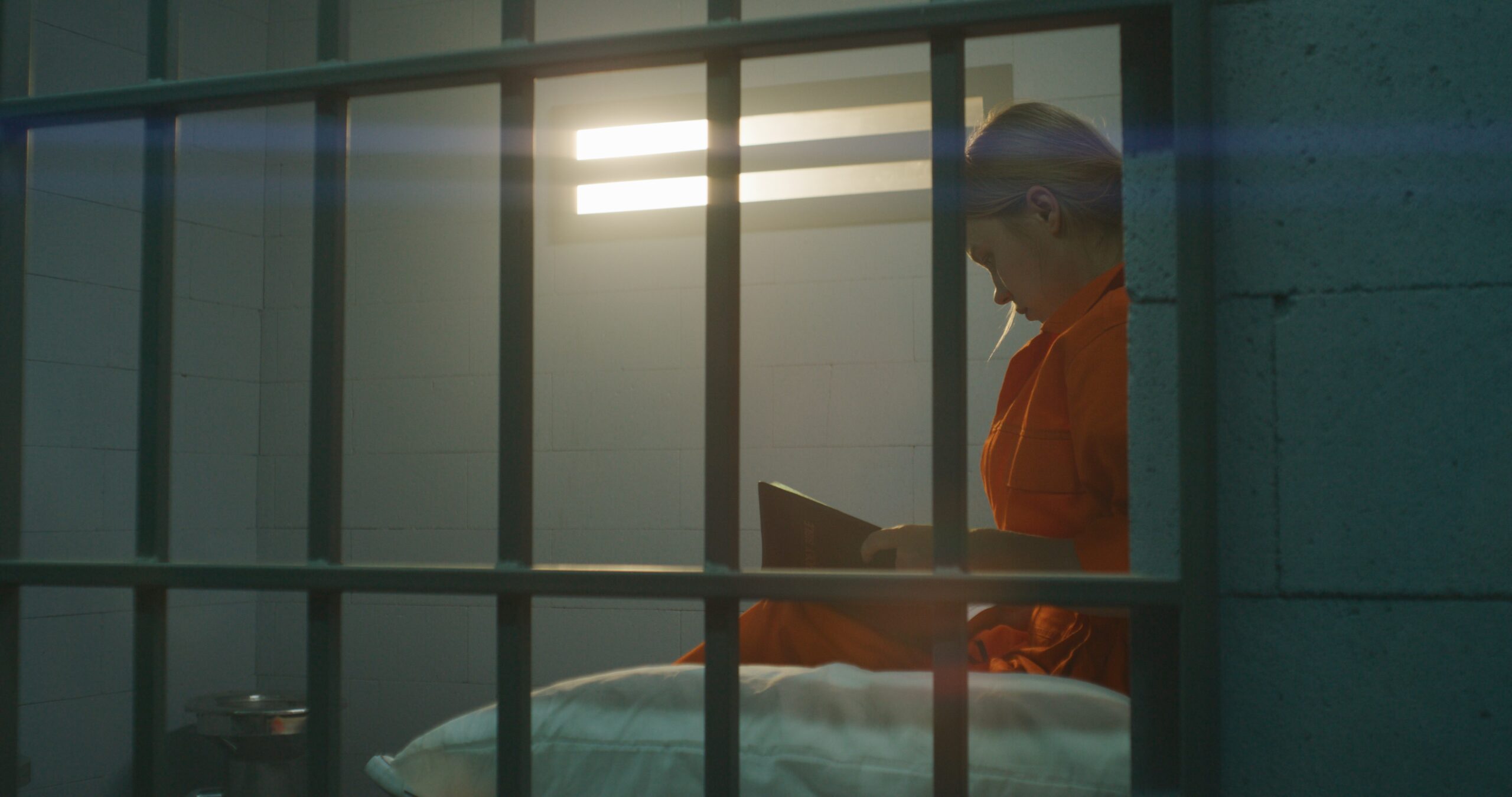 女子刑務所での生活の特徴とは