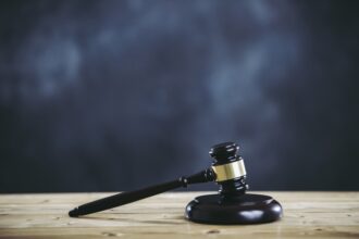 盗撮で実刑になる可能性は？初犯の場合や執行猶予・罰金刑について解説