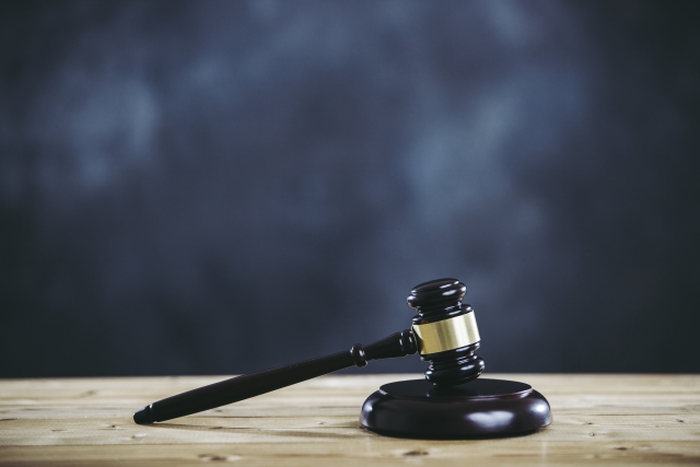 盗撮で実刑になる可能性は？初犯の場合や執行猶予・罰金刑について解説