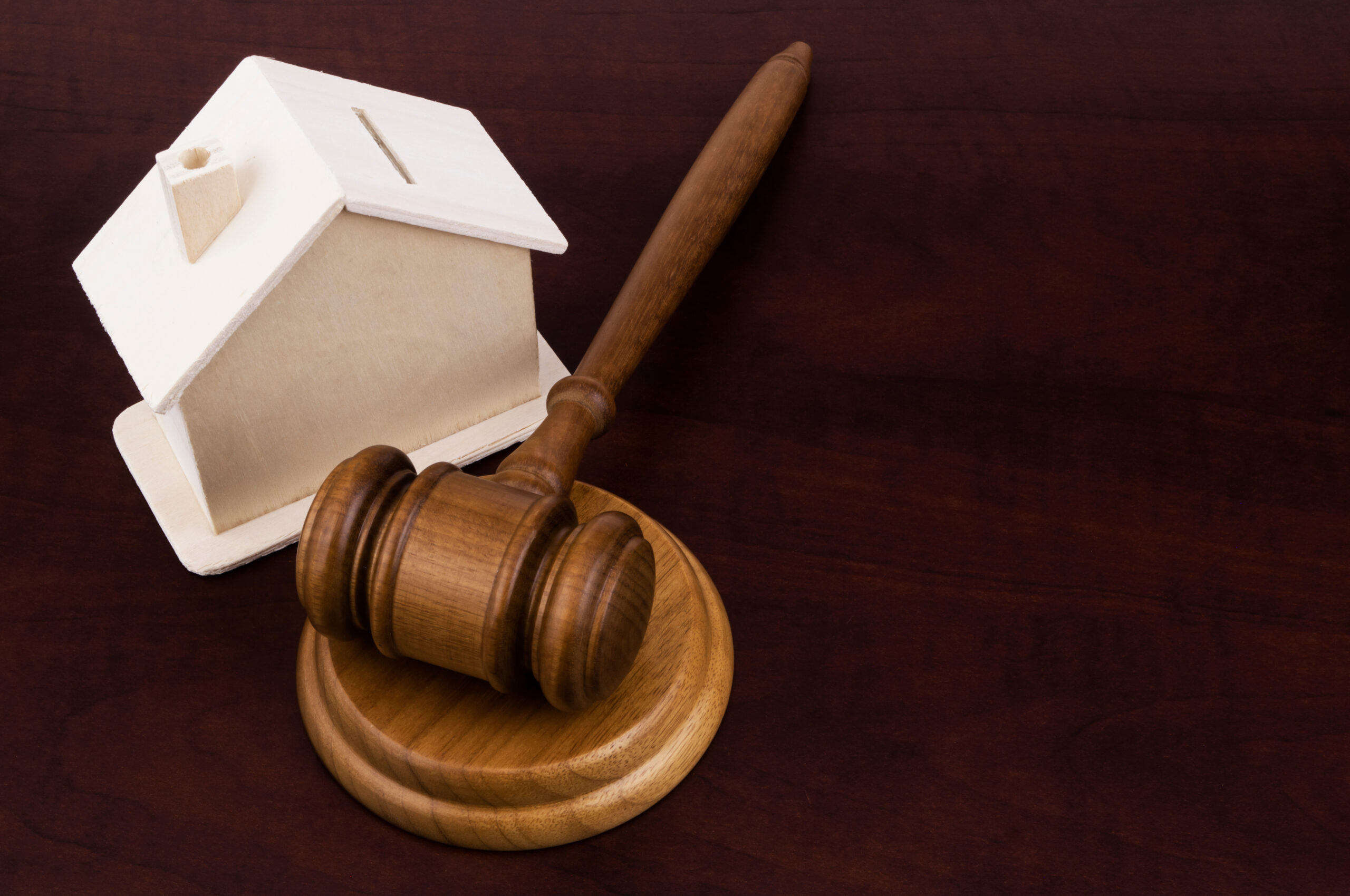 離婚すると持ち家はどうなる?単独・共同名義の場合の手続や財産分与の注意点を解説