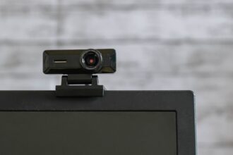 夫が盗撮行為で逮捕されたら？家族にできることや離婚時の対応を解説