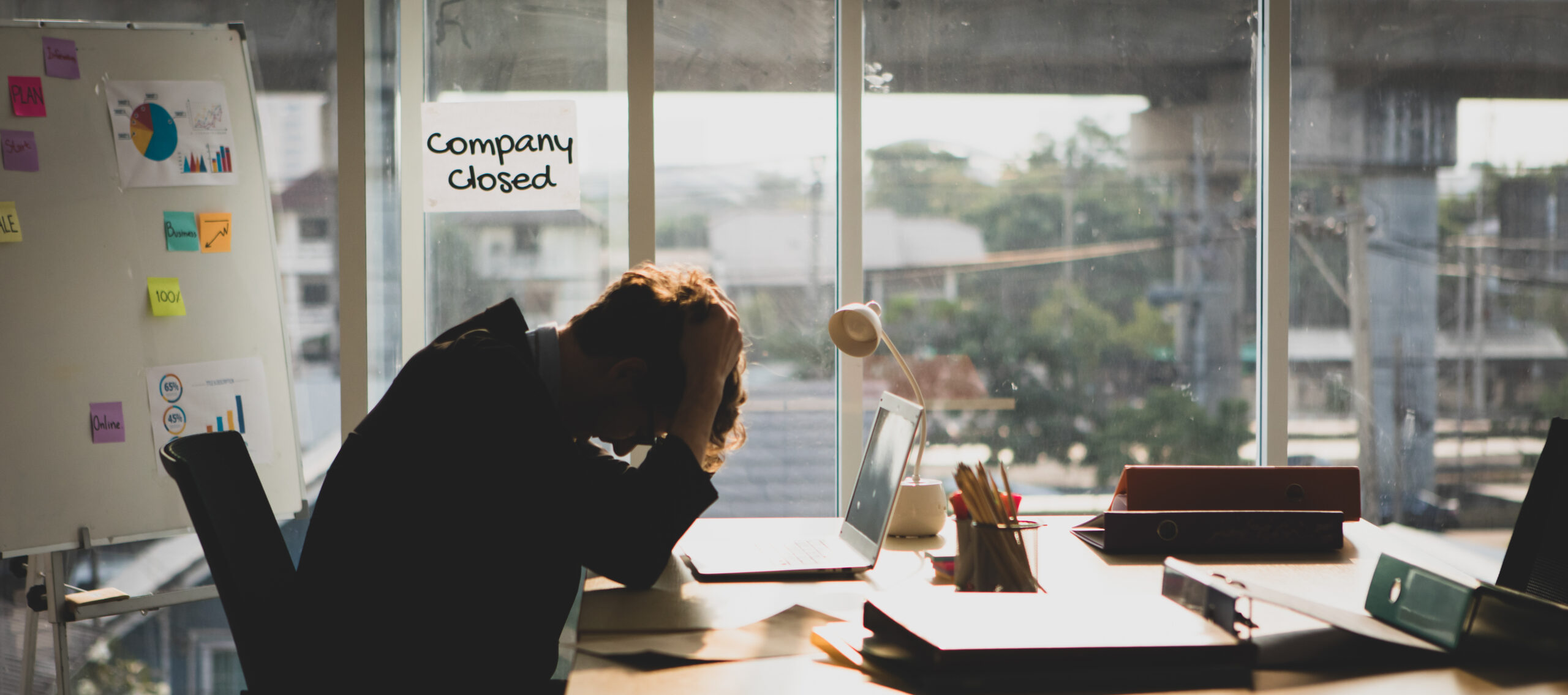 浮気を会社にばらされた！解雇になる？社会的影響や取るべき対処法を解説