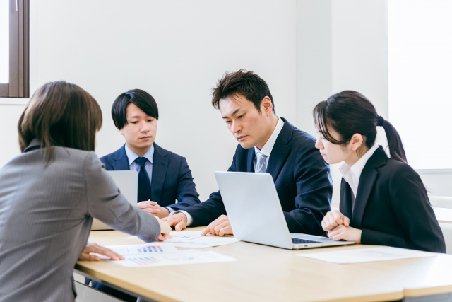 クレーム対応を弁護士に依頼するメリットとは? 相談すべき状況について解説